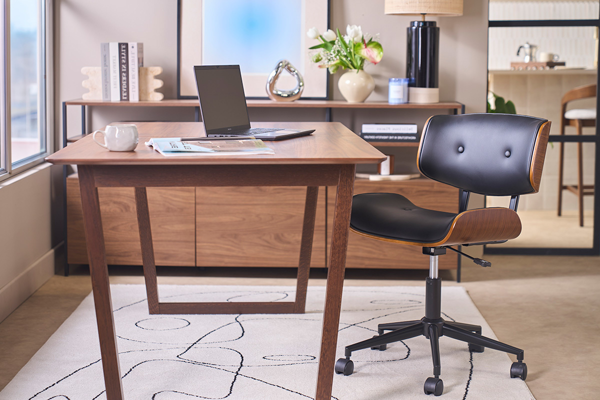 Silla de oficina con ruedas negra y madera oscura BASILE