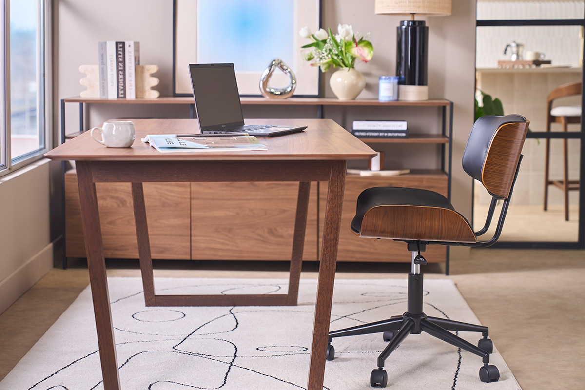 Silla de oficina con ruedas negra y madera oscura BASILE