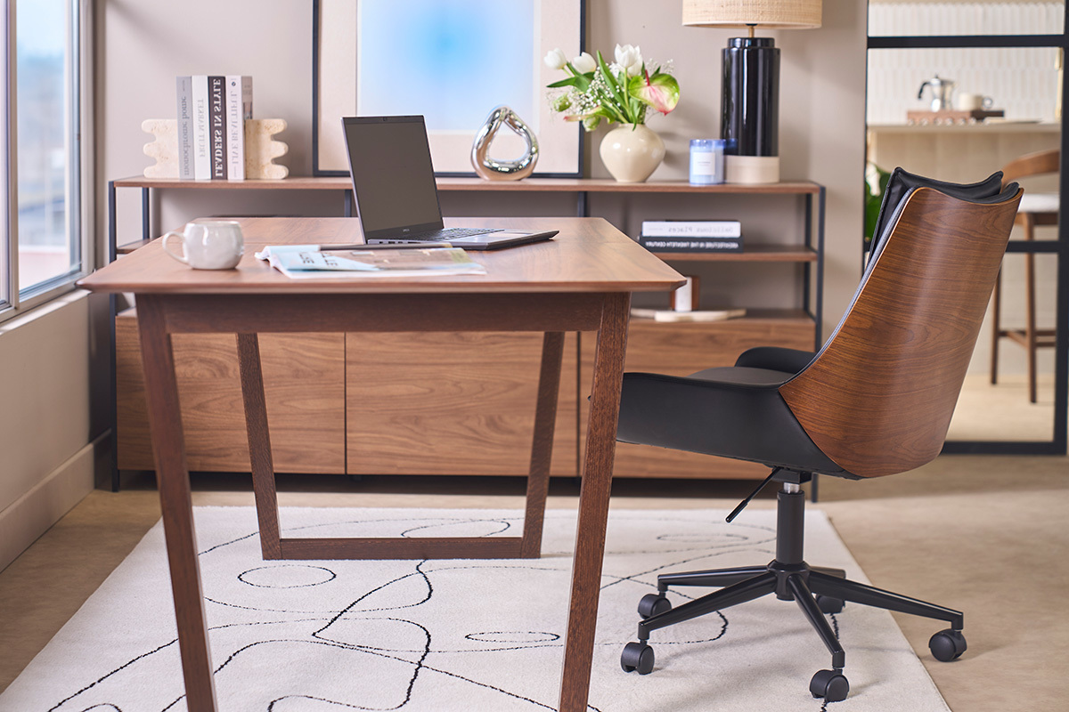 Silla de oficina con ruedas negra y madera oscura BLAISE