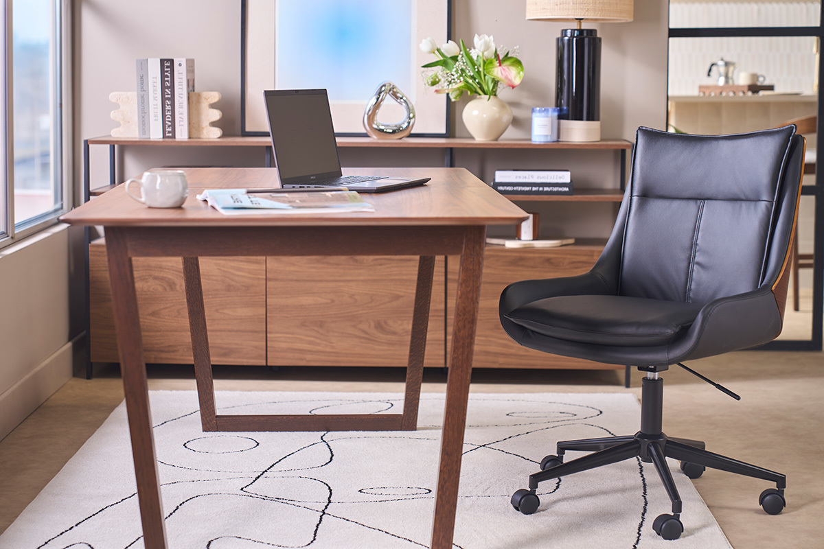 Silla de oficina con ruedas negra y madera oscura BLAISE