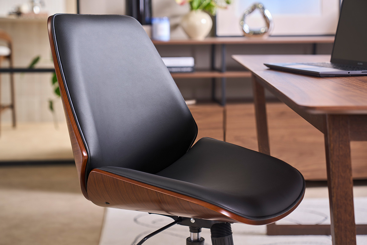Silla de oficina con ruedas negra y madera oscura DOUGLAS, vista de perfil
