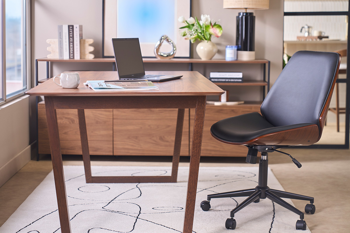 Silla de oficina con ruedas negra y madera oscura DOUGLAS junto a un escritorio de madera, vista de perfil.