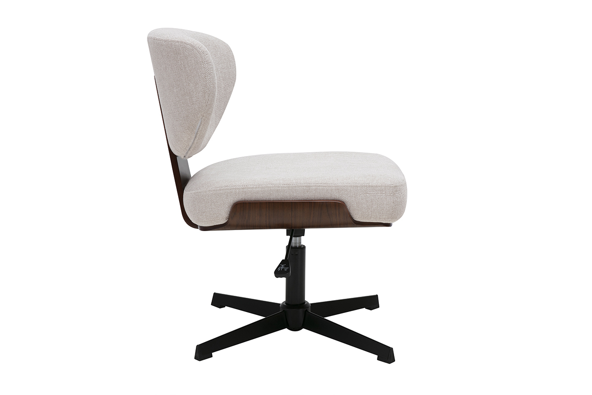 Silla de oficina beige de tela con efecto terciopelo, vista de perfil, con base de metal negro y madera de nogal.