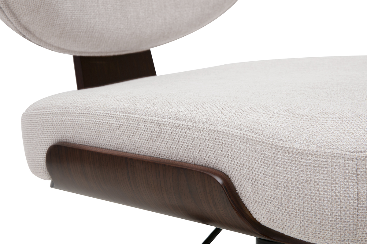 Detalle de la silla de oficina beige con tejido de efecto terciopelo y estructura de madera nogal