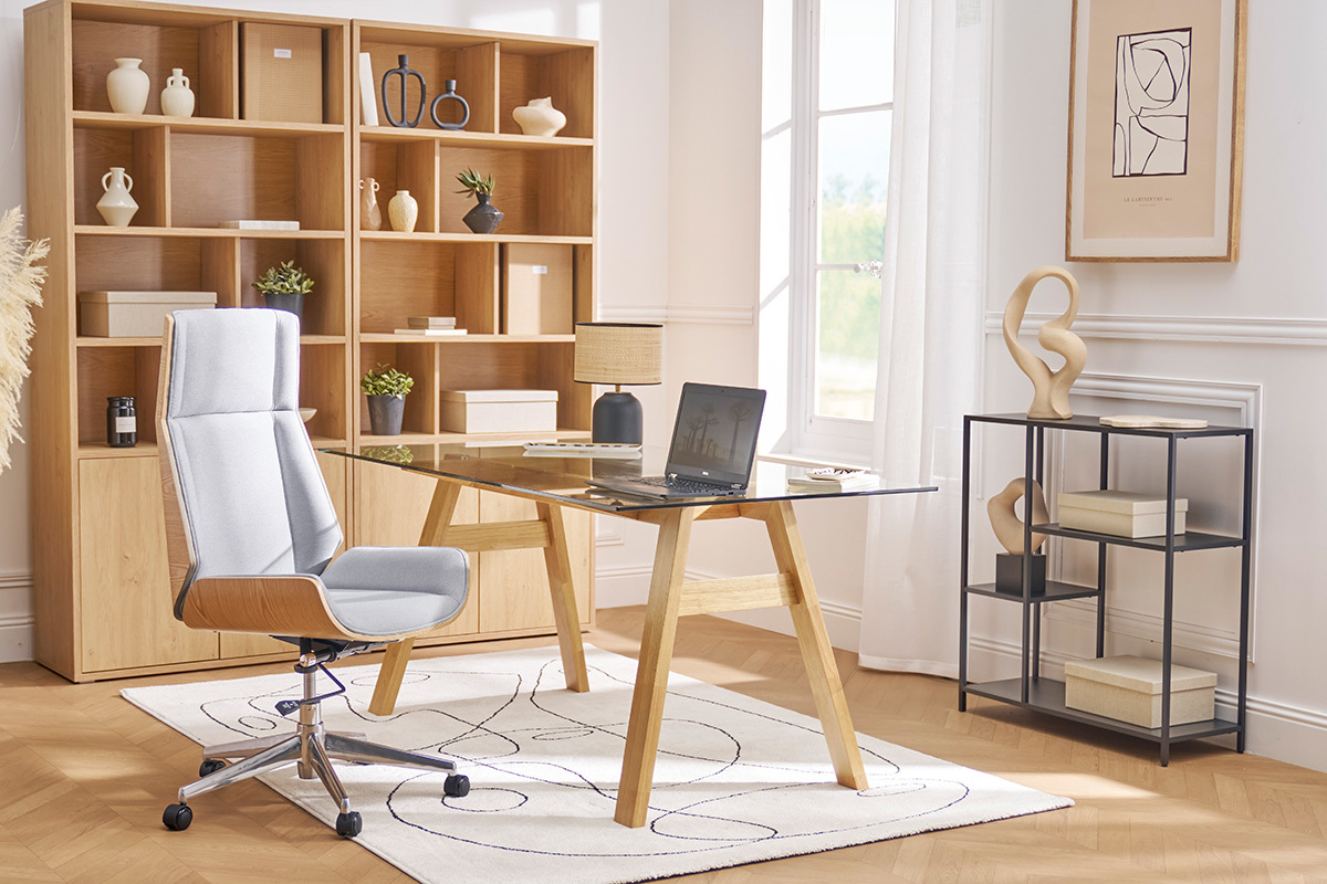 Silla de oficina de dise�o en tela y madera oscura en una oficina moderna.