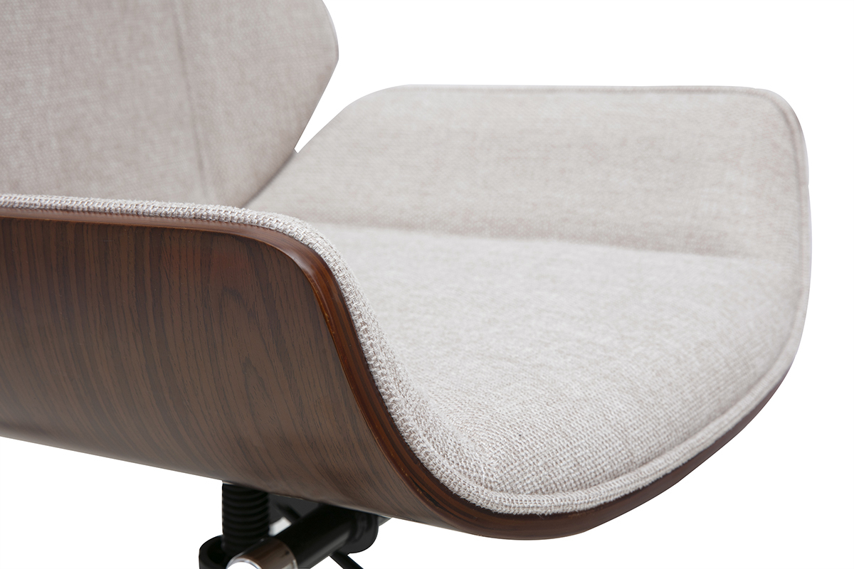 Primer plano de la silla de oficina CURVED, tela beige, madera oscura, �ngulo del asiento y del respaldo visible.