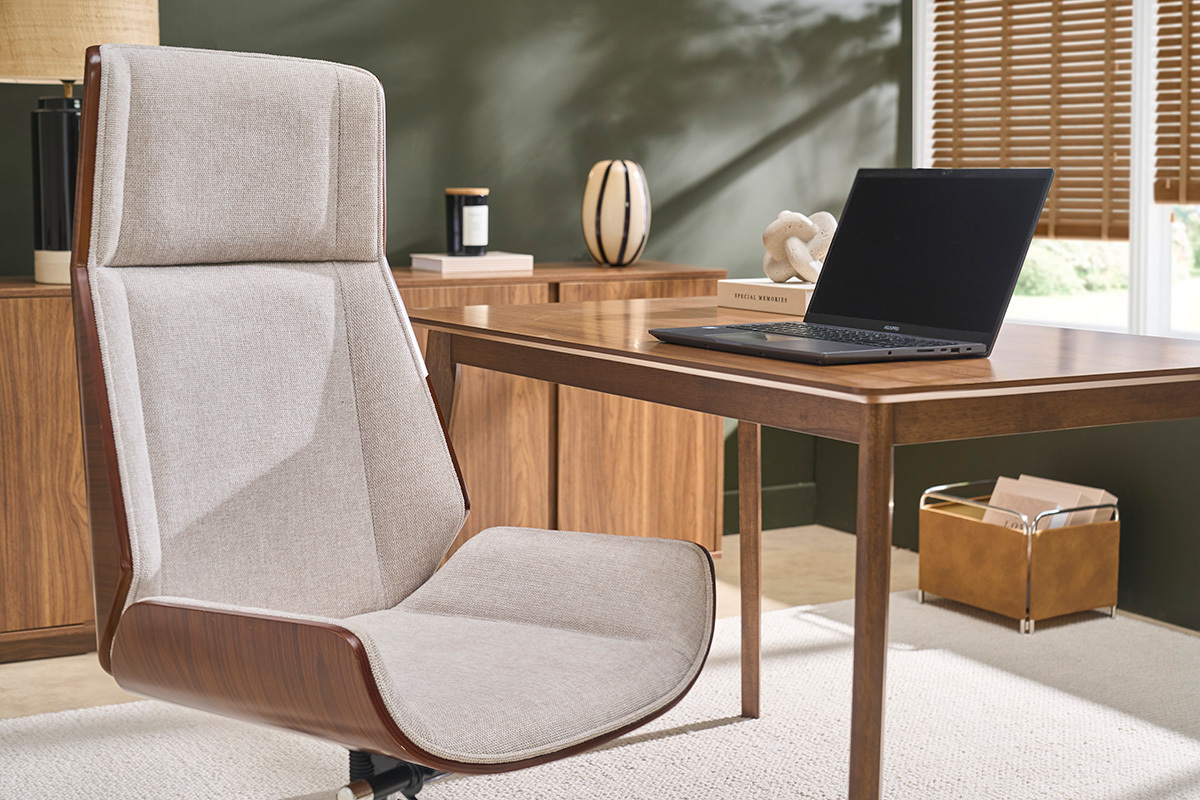 Silla de oficina gerencial de dise�o en tela efecto terciopelo texturado beige, madera oscura y acero cromado CURVED