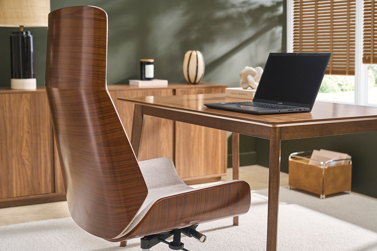 Silla de oficina gerencial de dise�o en tela efecto terciopelo texturado beige, madera oscura y acero cromado CURVED