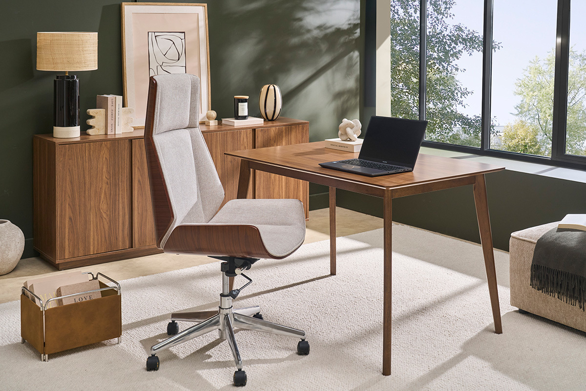 Silla de oficina gerencial de dise�o en tela efecto terciopelo texturado beige, madera oscura y acero cromado CURVED