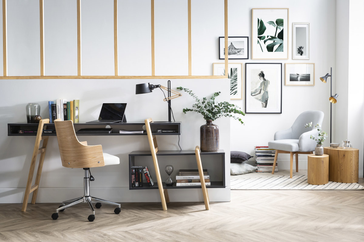 Silla de oficina moderna PU blanca y madera clara MAYOL