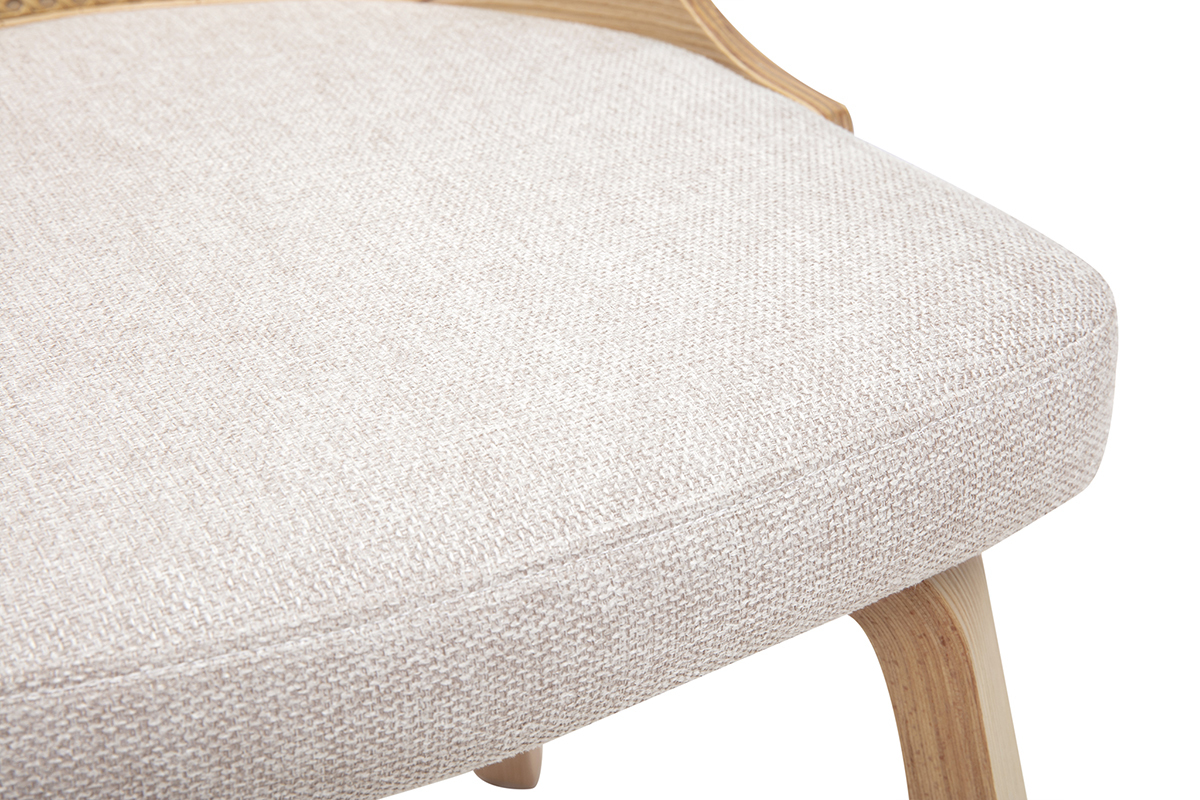 Detalle del asiento de la silla en tejido efecto terciopelo beige con patas de madera clara.