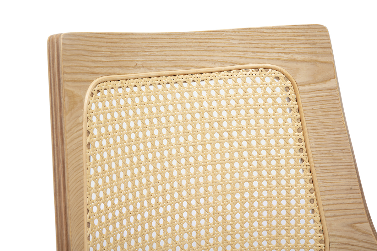 Respaldo de silla de madera clara con rejilla de rat�n, vista de cerca de la textura