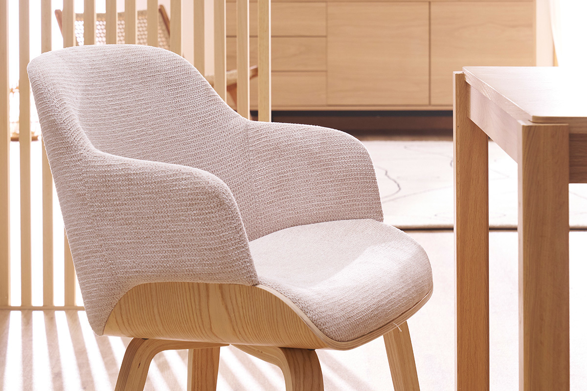 Silla de tela chenille beige y madera clara EARL