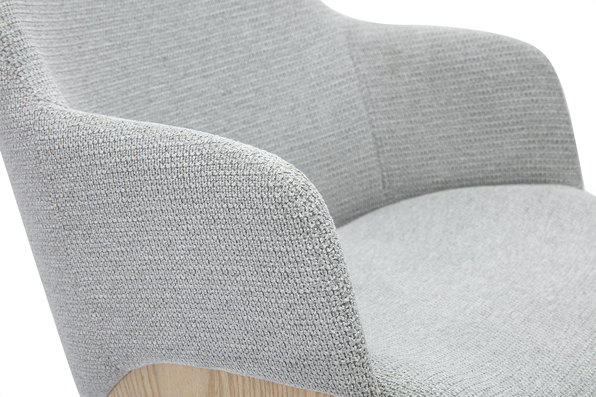 Vista detallada del apoyabrazos y del respaldo de la silla EARL en tela de chenilla gris con madera clara.