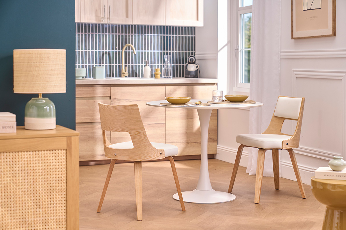 Silla escandinava blanca GARBO, vista de lado en un comedor moderno.