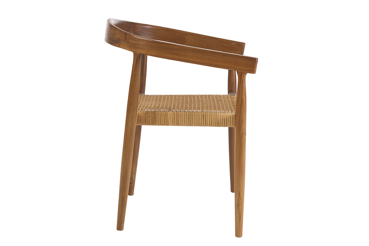 Silla �tnica de madera maciza de teca con rejilla de rat�n, vista de perfil.