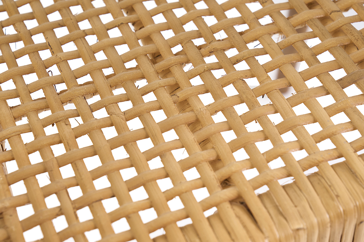 Detalle del entramado de rat�n de la silla de madera de teca maciza NEGARA sobre fondo blanco.