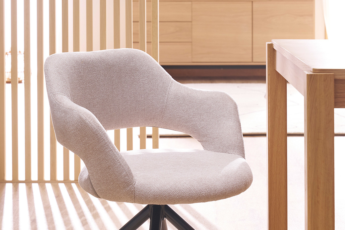 Silla giratoria 360 de terciopelo texturizado beige y metal negro JESSY