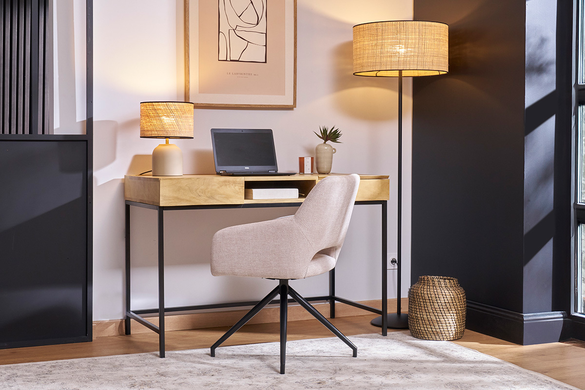 Silla giratoria de tela beige y metal negro, vista desde atr�s en una oficina moderna.