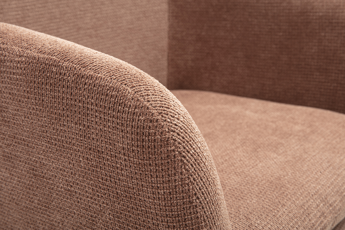 Detalle de la silla giratoria AMIKA, tejido chenilla tierra quemada y reposabrazos curvado.