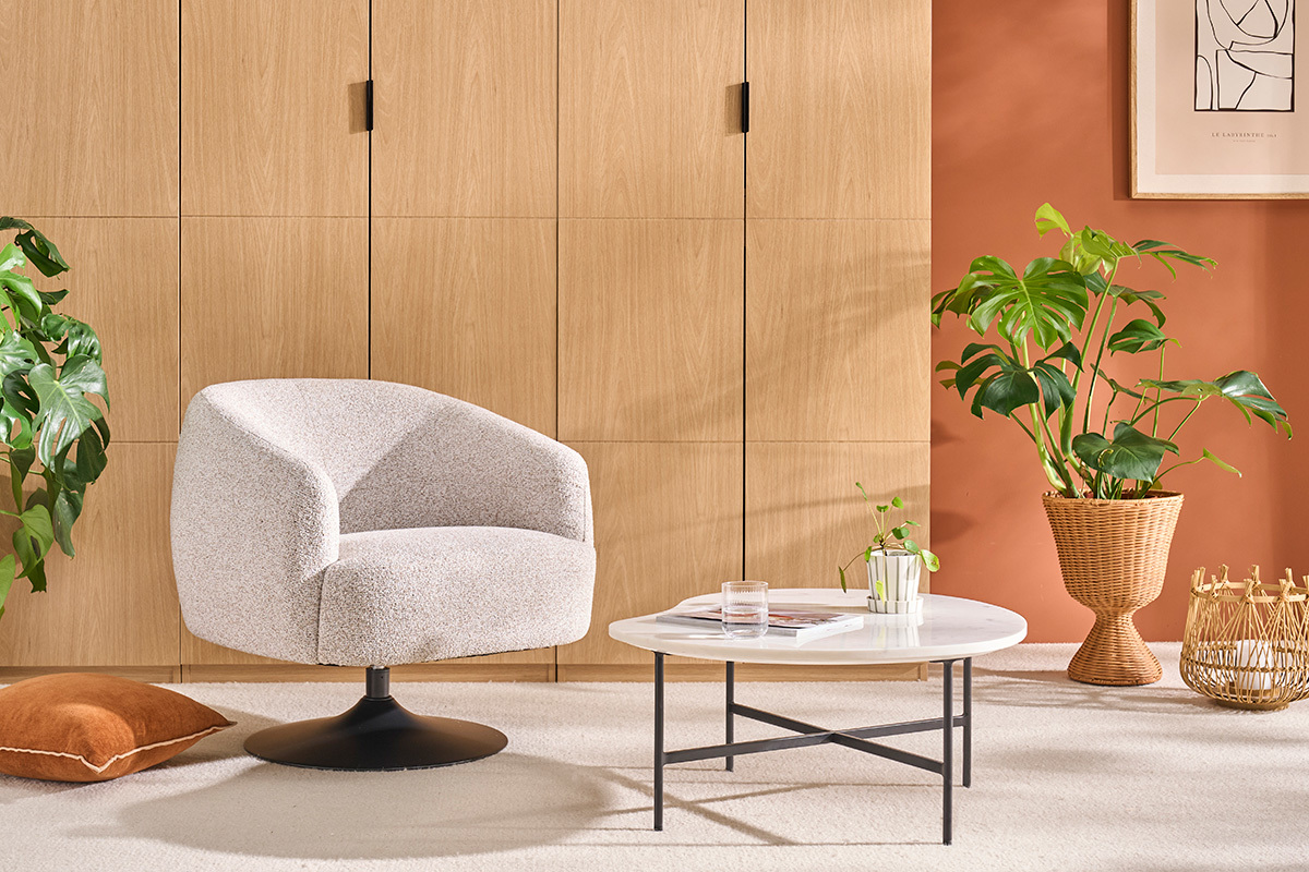 Sill�n BOWIE en tela efecto chenilla tierra quemada, vista de 3/4 con mesa baja y planta.