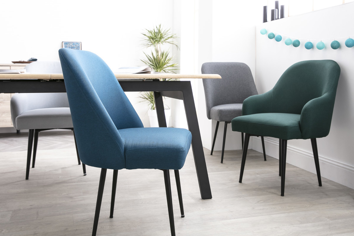 Silla moderna en tejido azul petrleo y patas metal negror LOV