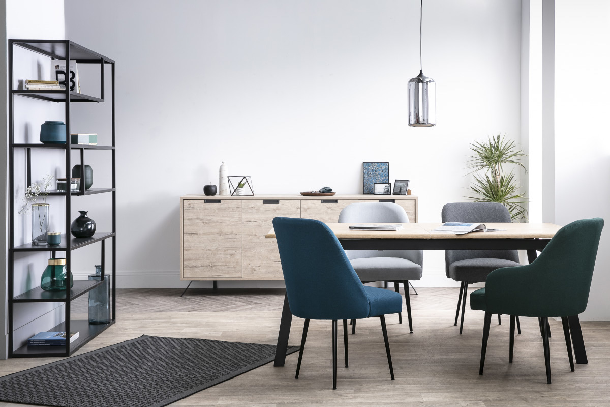 Silla moderna en tejido gris claro y patas metal negror LOV