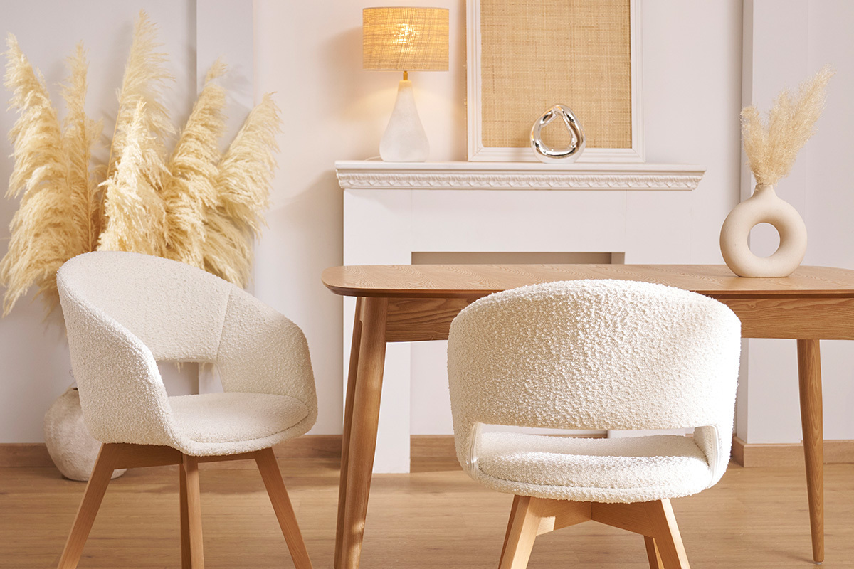 Silla nrdica de borreguillo blanco y madera clara maciza PRISMA