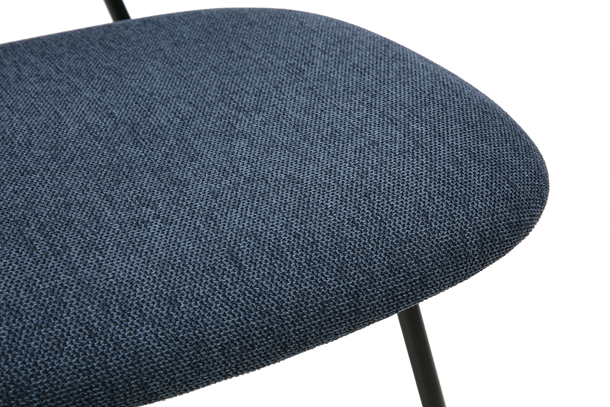Detalle de una silla de dise�o en tejido azul oscuro con efecto terciopelo texturizado y estructura de metal negro.