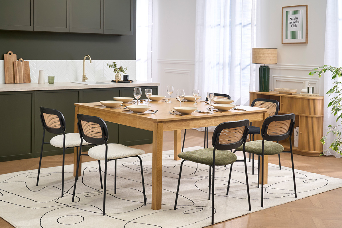 Sillas MIRANDA blancas alrededor de una mesa de madera en un comedor.