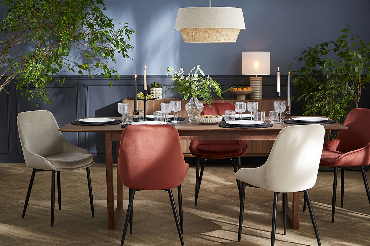 Sillas de dise�o coloridas, presentadas alrededor de una mesa de comedor.