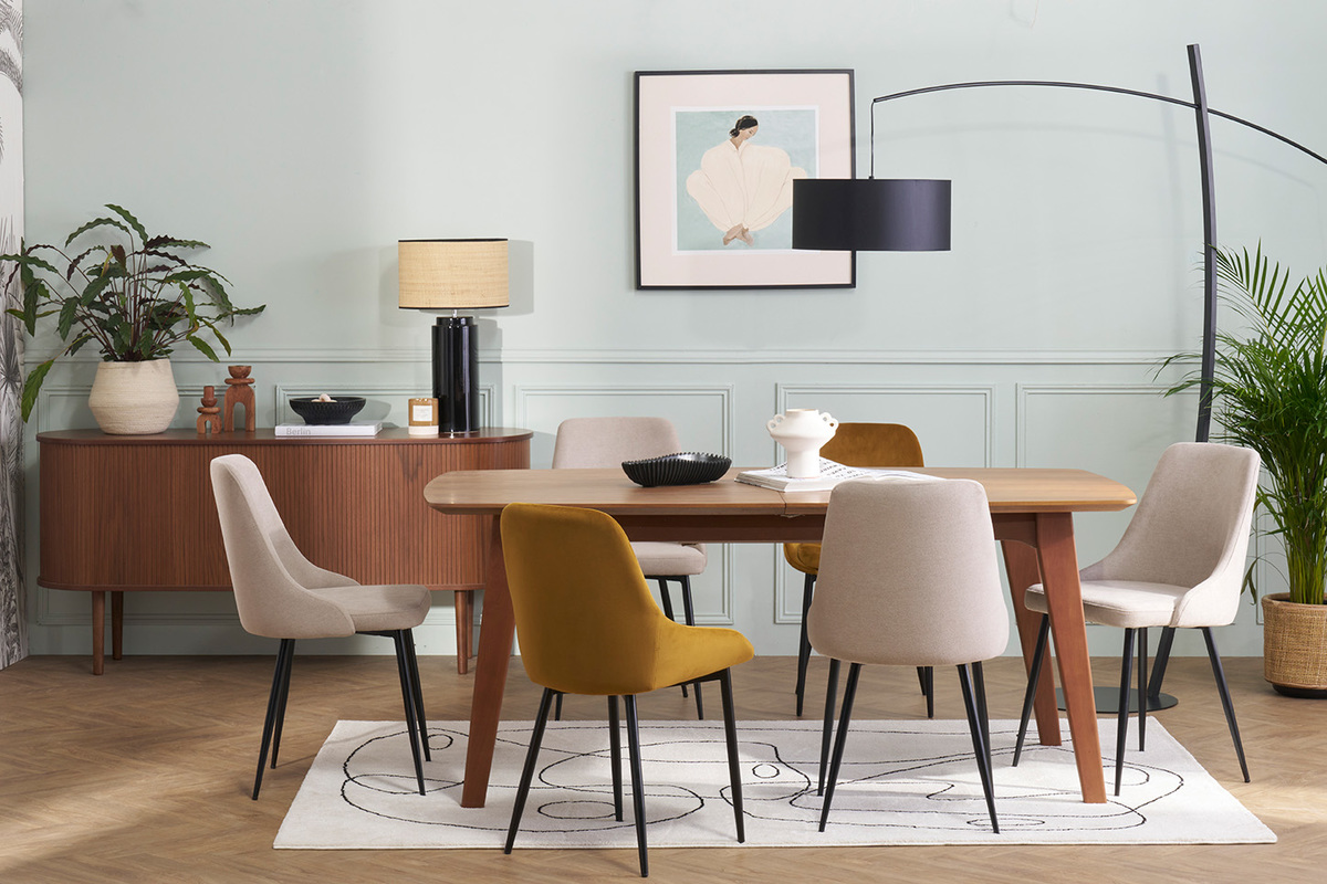 Sillas de dise�o coloridas en un comedor moderno.