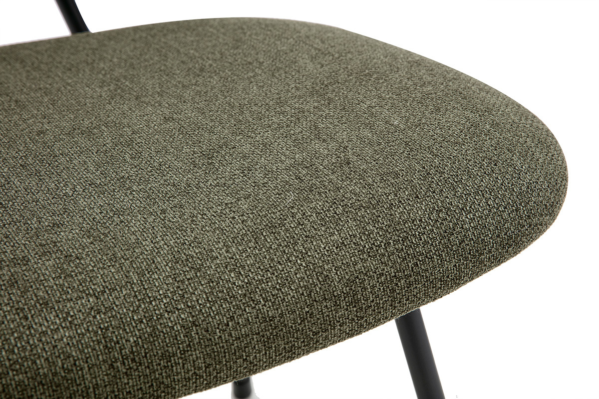 Asiento de silla de dise�o en tejido verde caqui con estructura de metal negro, vista de cerca.
