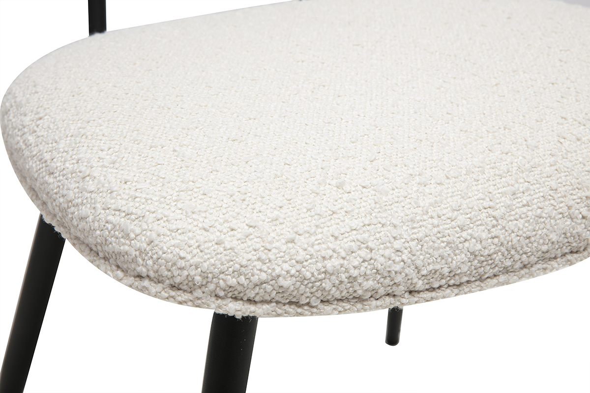 Acercamiento al asiento de tela con efecto de lana rizada blanca de una silla SWANN, estructura de metal negro.