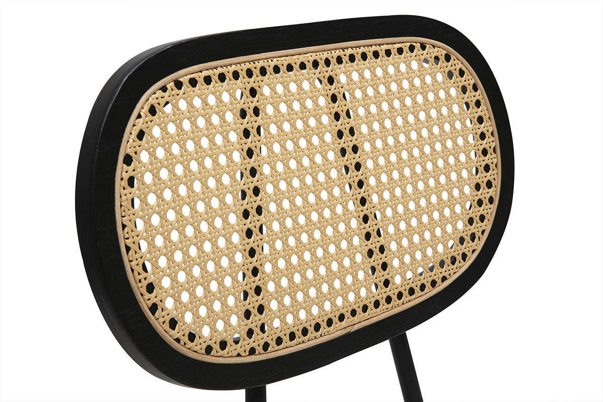 Respaldo de silla de rat�n con marco de metal negro, vista ampliada.