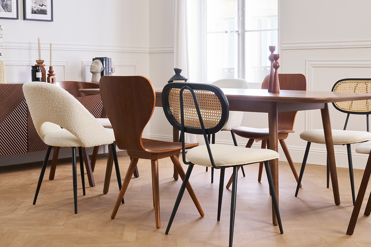 Sillas SWANN blancas y negras alrededor de una mesa de madera, interior retro-chic.