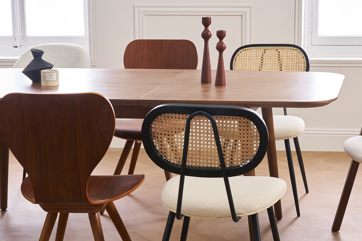 Sillas SWANN en tela blanca y rat�n alrededor de una mesa de madera.