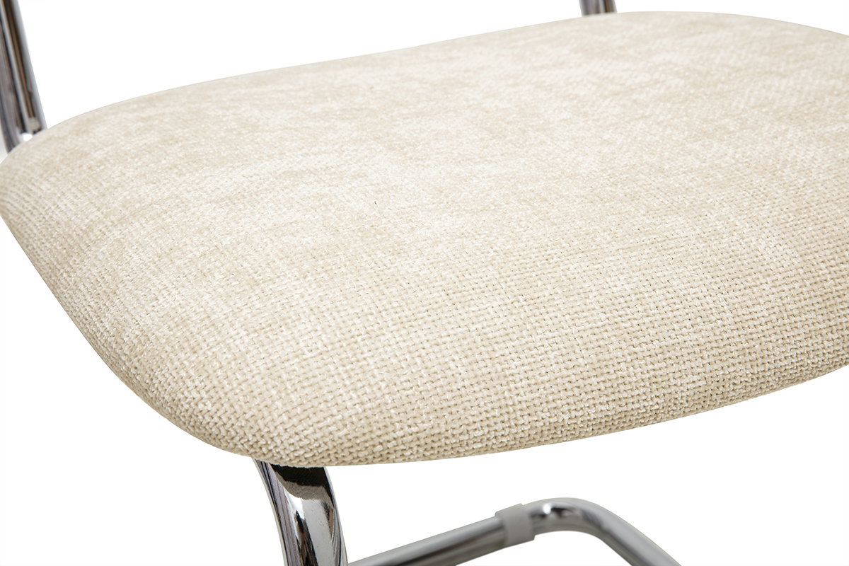 Asiento de tela efecto terciopelo texturizado beige de una silla sobre patas cromadas.