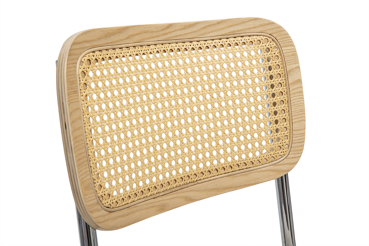 Respaldo de silla en mimbre de ratn, marco de madera clara y patas de metal cromado, vista cercana.