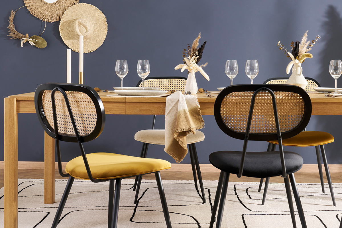 Sillas SWANN de terciopelo bronce y rat�n alrededor de una mesa de madera, vista de atr�s.