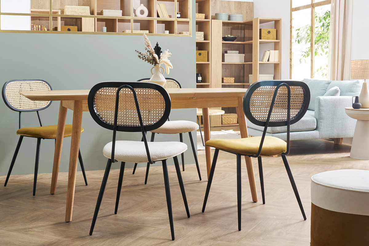 Cuatro sillas SWANN alrededor de una mesa de madera, respaldo de rat�n y asiento de terciopelo.