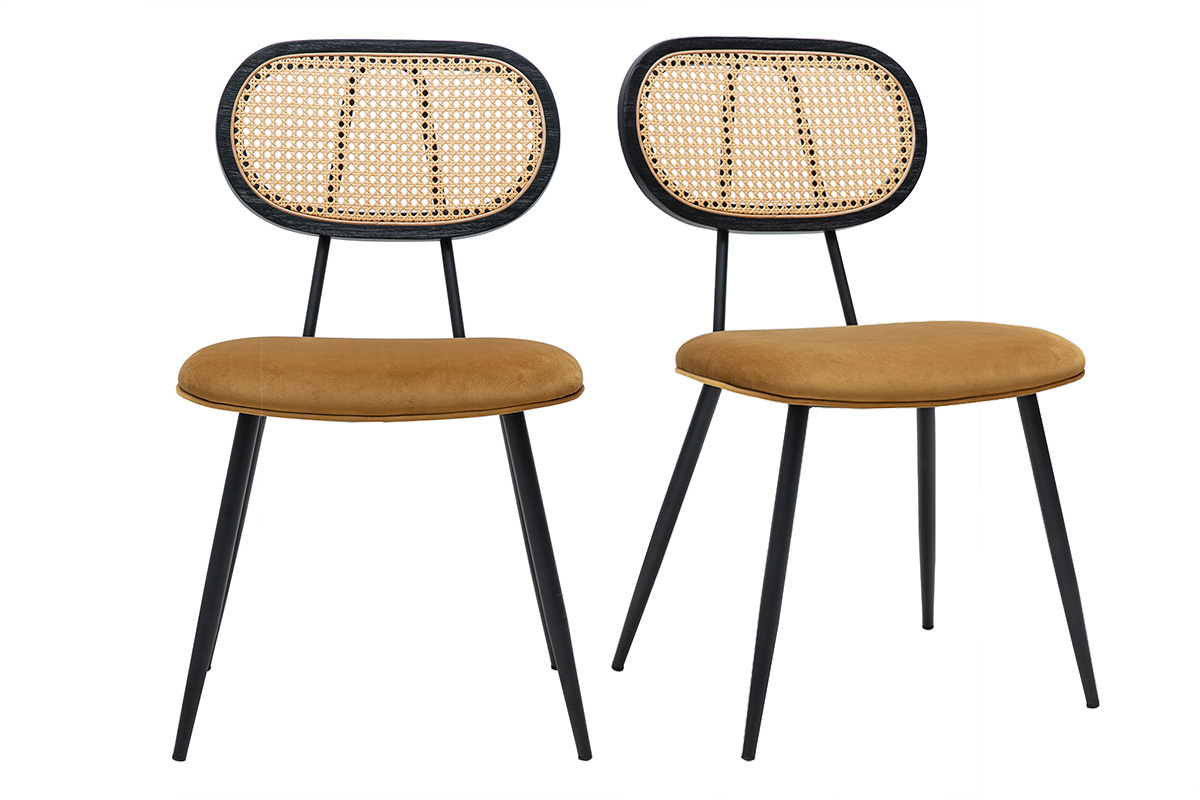 Dos sillas SWANN en terciopelo bronce con respaldo de rat�n tejido y patas de metal negro, vista frontal.