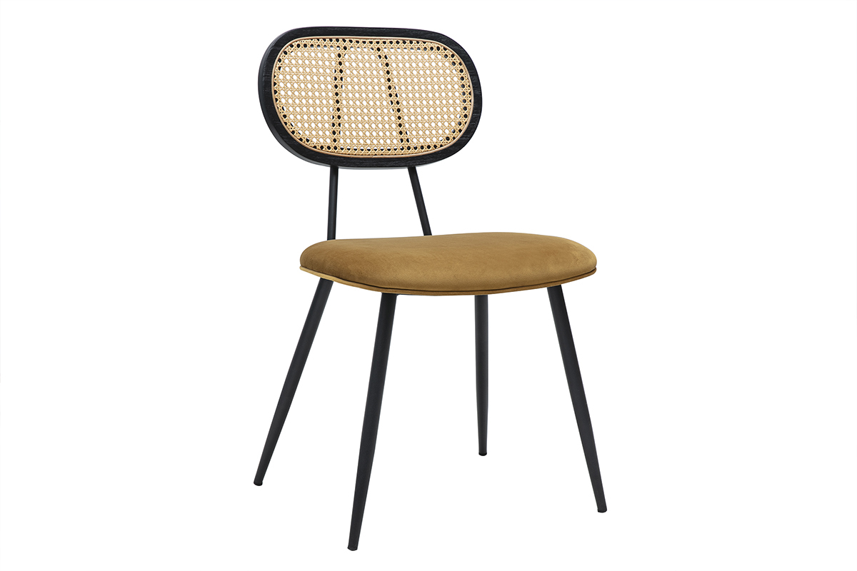 Silla de dise�o en terciopelo bronce con respaldo de rat�n y estructura met�lica negra, vista de 3/4.