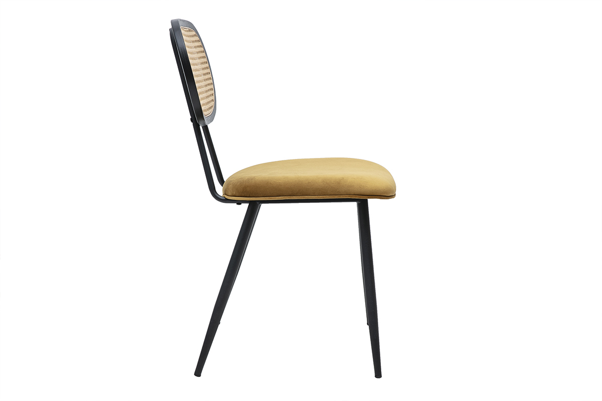 Silla de terciopelo bronce con respaldo de rat�n y pie de metal negro, vista lateral.