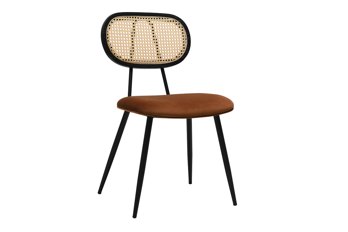 Silla de dise�o en terciopelo tierra quemada, respaldo de rat�n y patas de metal negro, vista de tres cuartos.