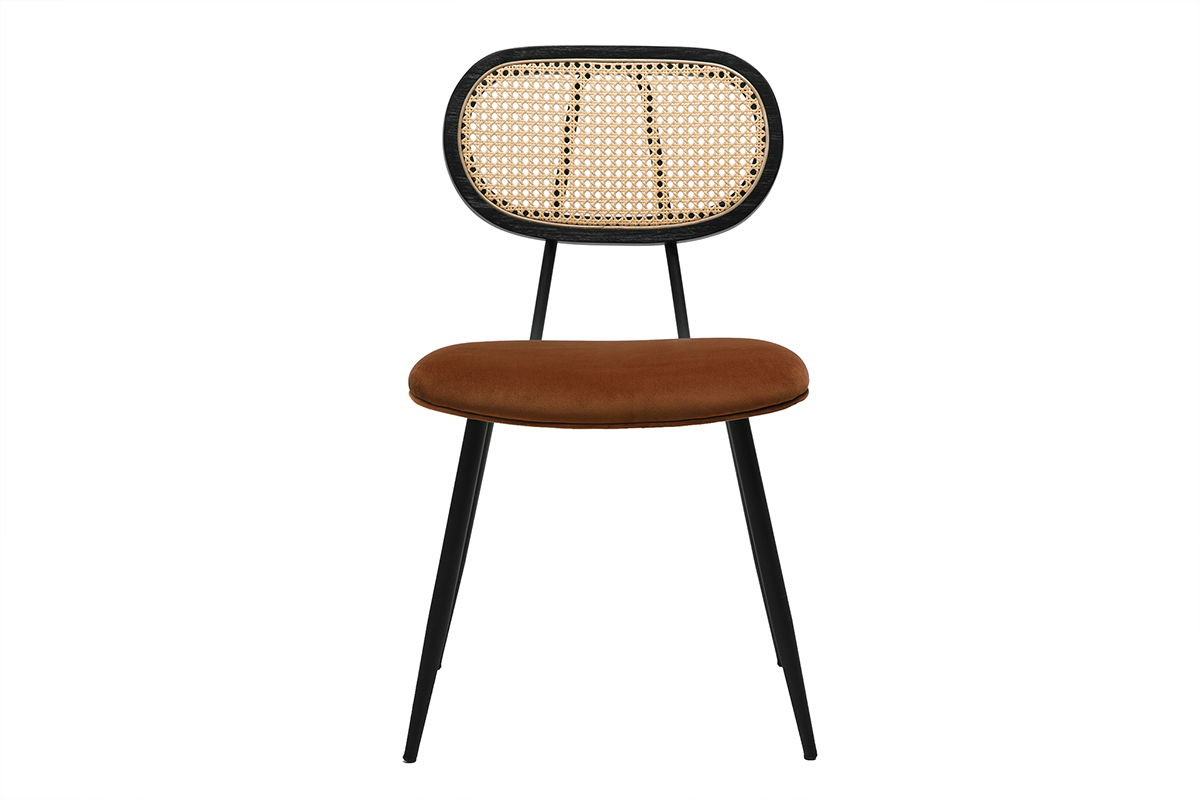 Silla de terciopelo color tierra quemada con respaldo de rat�n y patas de metal negro, vista frontal.