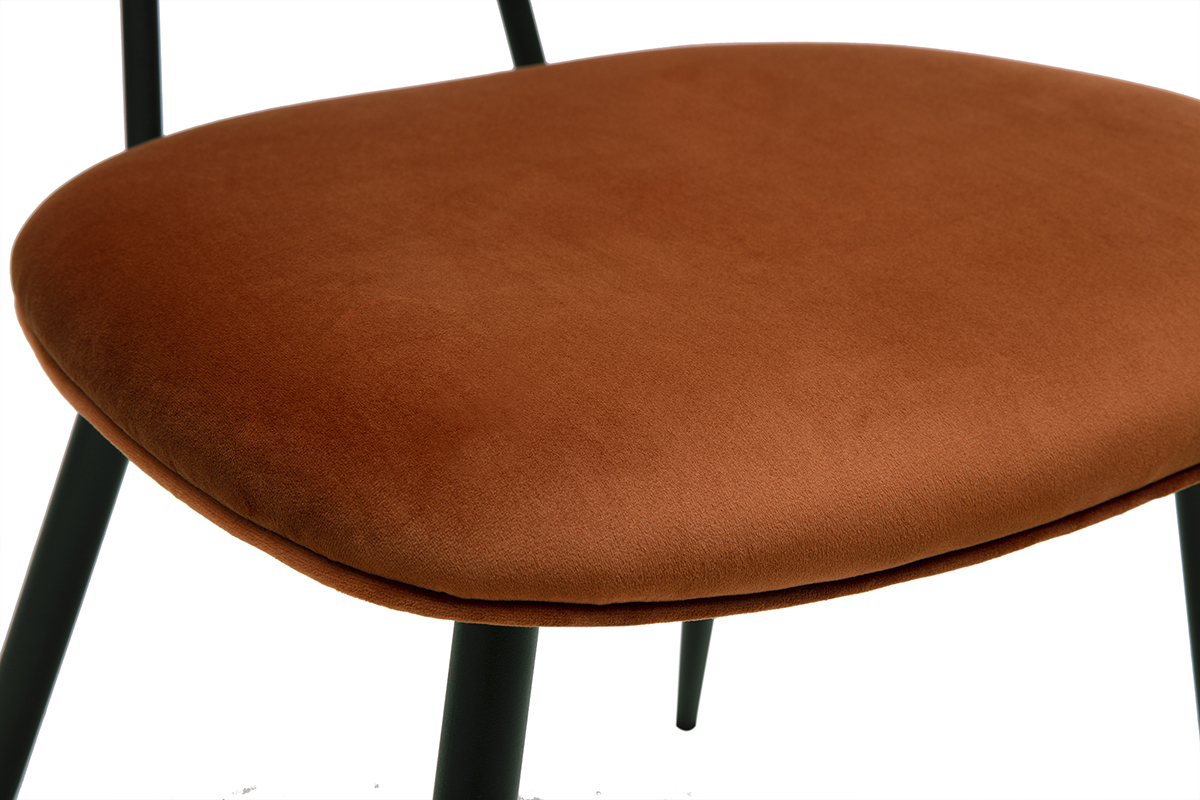 Asiento de terciopelo color tierra quemada sobre estructura de metal negro, vista lateral.