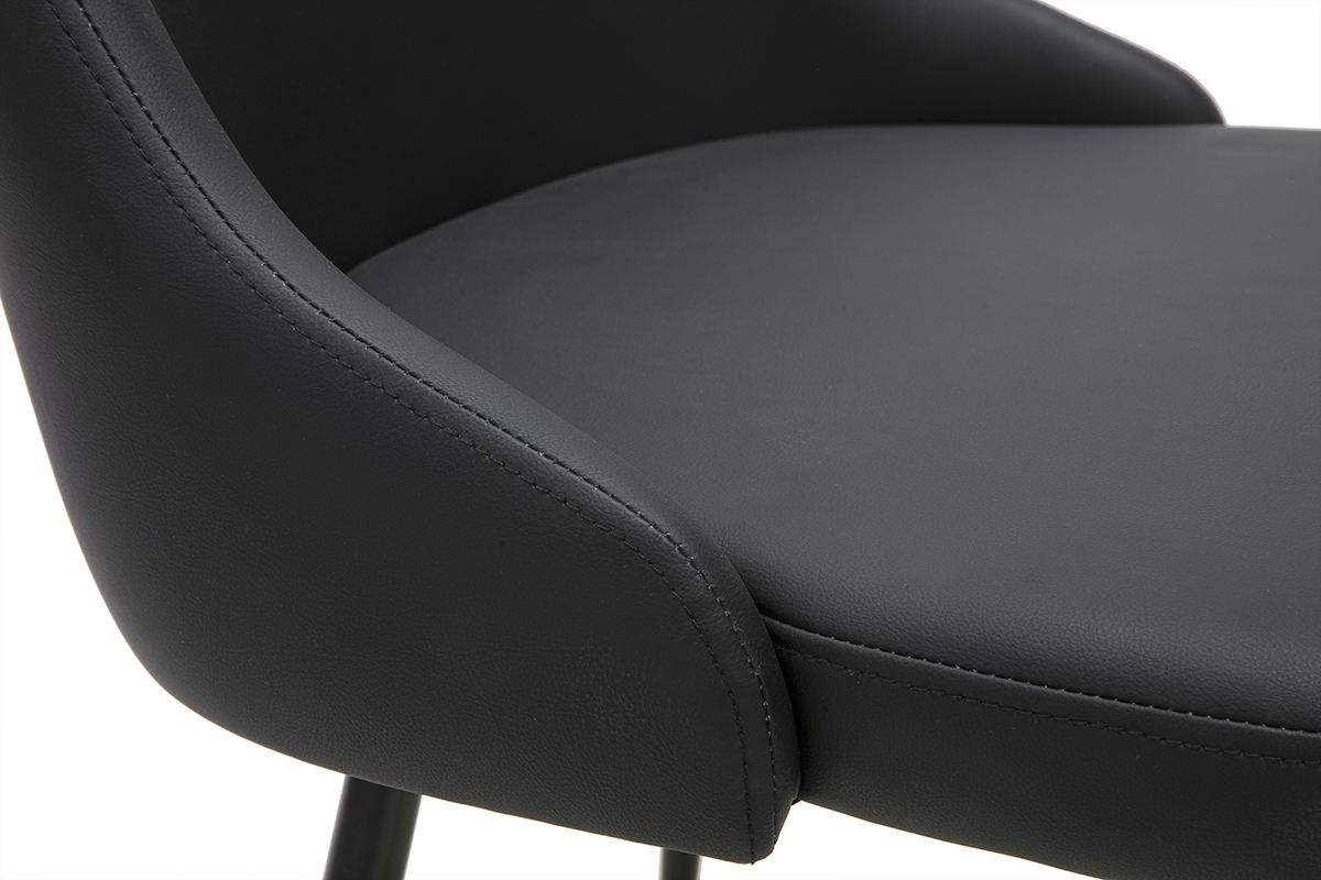 Detalle de una silla de dise�o negra CULT, revestimiento de poliuretano y base de metal.