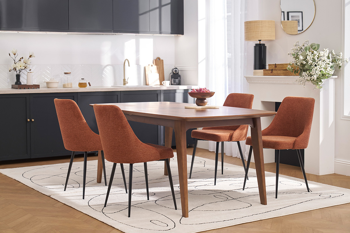 Sillas de dise�o CULT con base de metal negro, en una cocina moderna.
