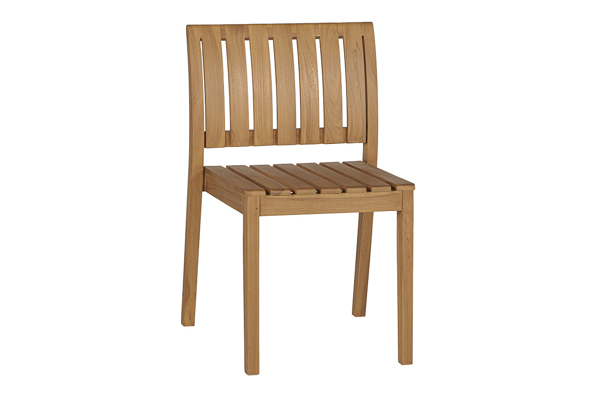 Chaise de jard�n apilable de madera de teca maciza, vista en 3/4, dise�o depurado sin apoyabrazos.